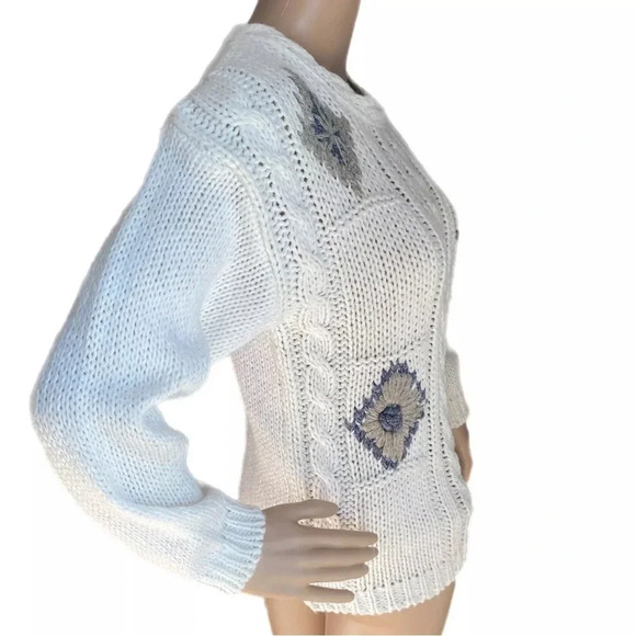 VINTAGE 80s SHENANIGANS Women’s White Sweater Hand Knitted Flower Design Small - Picture 2 of 10